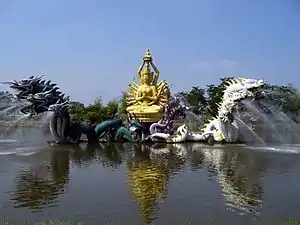 Statues de Guanyin et de dragons