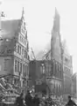 Le bâtiment détruit par les bombardements, octobre 1944, photographié juste avant que le pignon s'effondre vers l'avant.