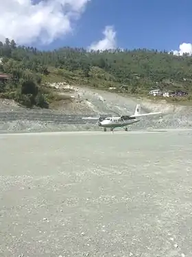 Avion de Tara Air sur la piste de Talcha
