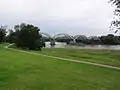 Pont de Muides-sur-Loire avec un sentier du circuit La Loire à vélo.