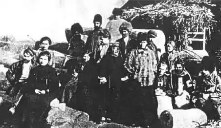 Photo en noir et blanc d'un groupe de personnes dans un cadre rural.