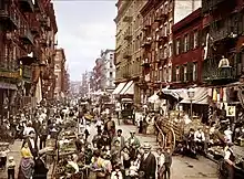 Photo de Little Italy (New York) vers 1900. Les Italiens enrichiront considérablement la culture américaine dans le cinéma, la musique, le sport ou la politique. Mais ils importeront également leurs terribles systèmes ancestraux de mafia.