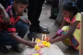 Enfants allumant des bougies le jour du Souvenir de Mullivaikkal 2016 au Sri Lanka.