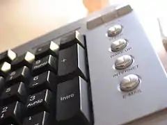 Boutons de tailles et de formes différentes sur un clavier d'ordinateur multimédia.