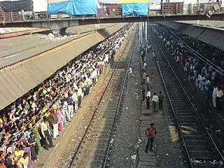 Gare de Borivali (en), dans la banlieue de Mumbai : les quais 3 et 4 à l'heure de pointe (de 8 à 9 h du matin).
