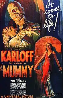Affiche peinte montrant la momie avec ses bandelettes en train d'ouvrir un œil, et, en bas à droite, une femme en détresse.