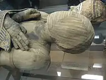 photographie d'une momie au Musée du Louvre.