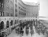 Véhicules de transport devant la brasserie en 1896.