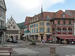 Place du Marché-rue Saint-Gregoire-Grand Rue et hôtel de ville.