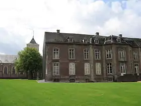 Le palais et la tour de l'abbatiale de l'ancienne abbaye de Munsterbilzen en 2012, située à Bilzen dans la province de Limbourg.