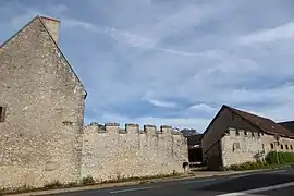 Mur d'enceinte crénelé.