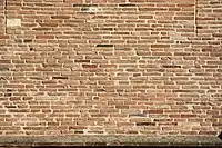 Mur de briques foraines mêlant briques entières et briques cassées (XIXème siècle).