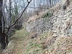 Mur construit en bordure d'un sentier au nord-ouest du village, avec des blocs de roche schisto-gréseuse, de l'Ordovicien (c. 450Ma).