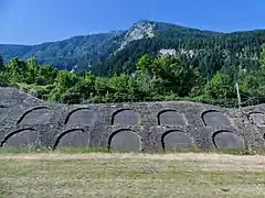 Mur de soutènement à arcades à Freney.