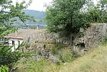 Mur de tuf à l'amont d'un ancien moulin