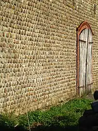 Photo du détail d'un mur construit en galet.