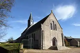 Mur nord et façade ouest de l'église Saint-Pierre.