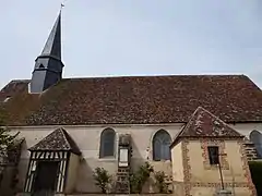 Mur sud de l'église et monument aux morts.