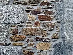 Exemple de mur polylithique, associant le granite de l'Aber-Ildut, l'orthogneiss et la kersantite de Brest.
