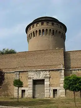 Photo de la tour Saint-Jean à partir de son pied prise en dehors des frontières du Vatican.