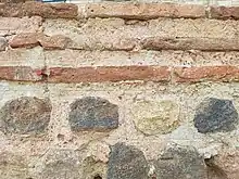 Alternance de briques et de moellons de pierres entourés de joints