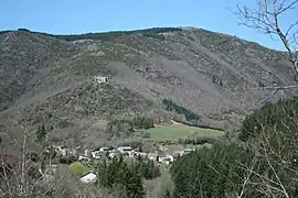 Vue du château surplombant le hameau de Canac