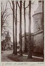 L'église de Muret au pied du château vers 1910.