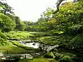 Le jardin avec une vue sur le pont.