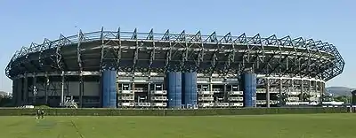 la photographie présente une vue complète du stade de Murrayfield vue du sol d'un côté à l'extérieur du stade.
