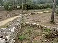 Murs de pierre sèche dans la forêt de Cornillon