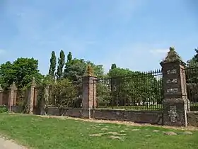 Vestiges de l'enceinte de l'abbaye.