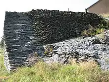 détail d'un mur d'anciennen ardoisière