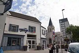 Le musée et l'ancienne église.