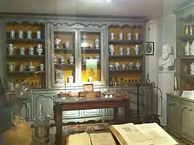 Pharmacie historique rappelant la vocation première de l'hôtel de la Charité, fondé en 1699 par Mgr Fouquet, évêque d'Agde.