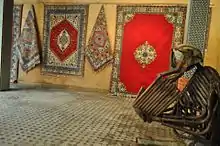 Des tapis marocains accrochés au mur d'un musée