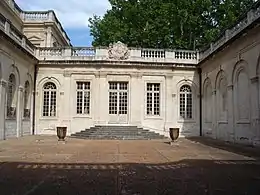 La cour d'honneur de l'hôtel de Villeneuve-Martignan, actuel musée Calvet d'Avignon, où les frères Montgolfier donnèrent une des premières séances d'aérostation.