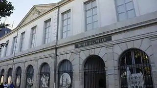 La façade du musée sur la place.