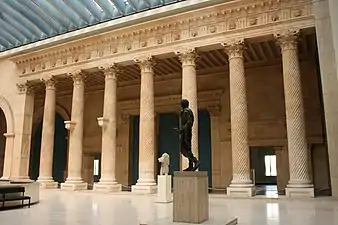 Section de la colonnade du cardo maximus avec colonnes à cannelures torses (musée du Cinquantenaire, Bruxelles).