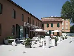 Photographie de l'extérieur de la maison natale d'Enzo Ferrari.