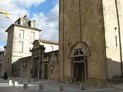 Entrée de la cour de l'Évêché et de la tour Saint-Benoît du IXe siècle.