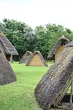 Reconstitution d'un village de l'époque mérovingienne