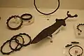 Poignard de fer de Soumont-Saint-Quentin (fin VIe-début Ve siècle) et bracelets ou anneaux de cheville à décor de godrons en alliage de cuivre.