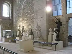 Avec l'accueil du musée sur la gauche et l'entrée du chœur sur la droite.