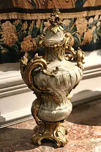 Vase couvert en marbre et bronze doré.