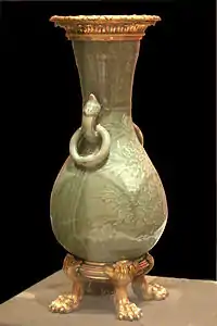 Vase d'époque Ming, céladon et bronze doré.