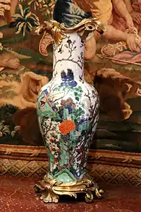 Vase balustre, ère Kangxi, porcelaine et bronze doré.