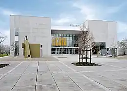 Vue du parvis du musée Würth France à Erstein.