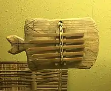 Mbira traditionnel à lamelles de bois.