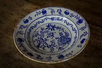 Assiette décorée du XIXe siècle. Sur le marli, on retrouve le motif du cœur élargi des tombes de la vallée de la Bruche