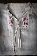 Chemise paysanne fermée au col par des rubans (XIXe siècle)